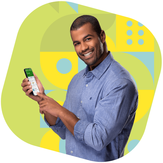 Homem segurando um celular com aplicativo Pagbank